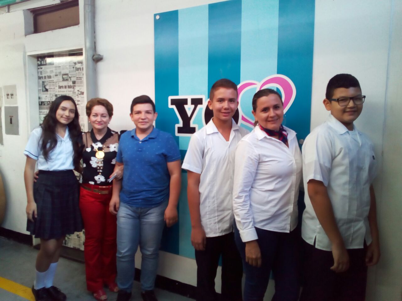 Estudiantes de la I.E. Humberto Tafur Charry junto a la docente Amira Cabrera.